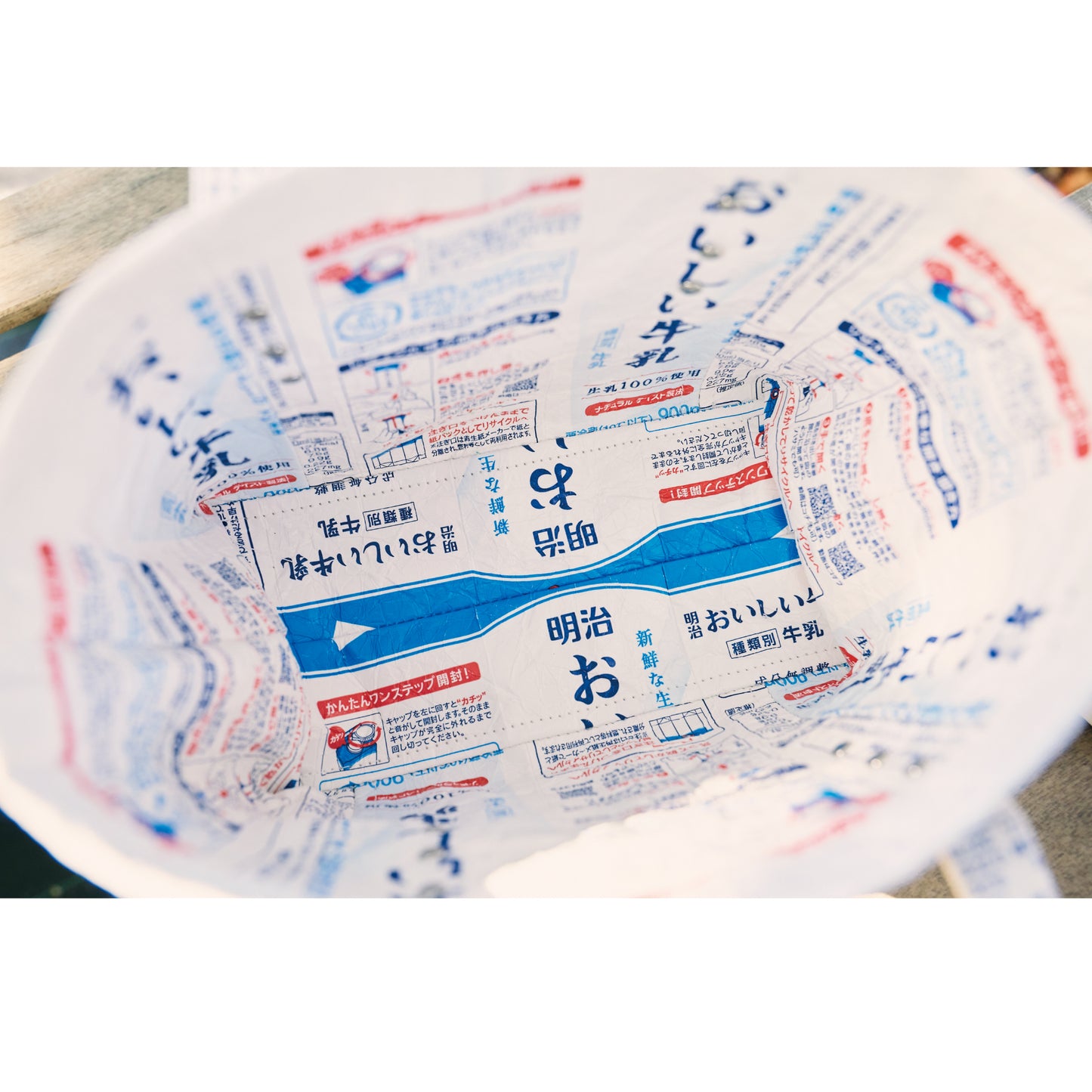ほぼ牛乳パックで出来たアップサイクル「MILK BAG」のミニトートバッグ