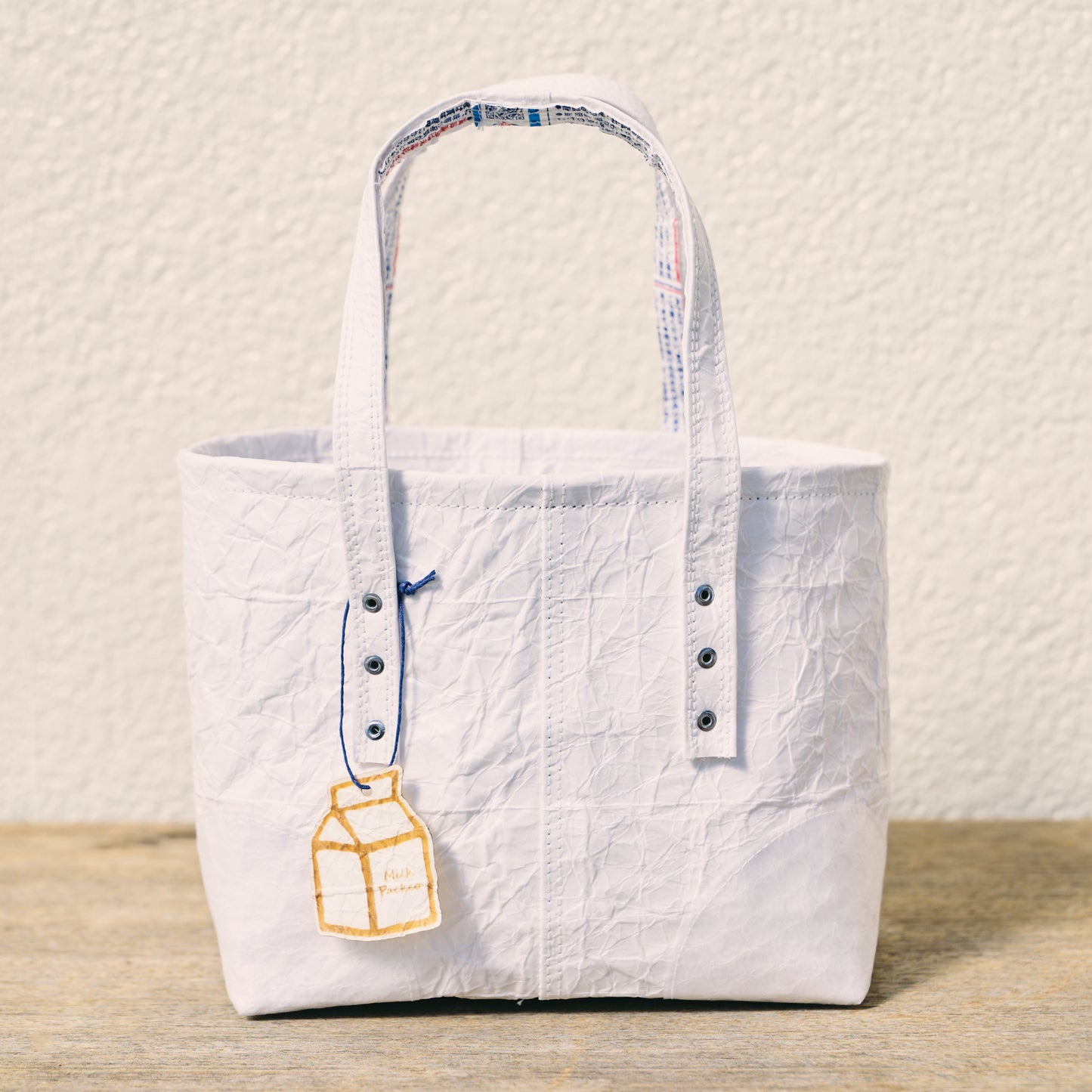 ほぼ牛乳パックで出来たアップサイクル「MILK BAG」のミニトートバッグ
